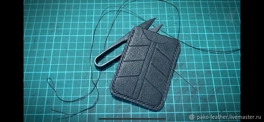 Тонкий картхолдер из кожи козы с объёмным узором давленка, тиснение, подиум, фото № 21 Тонкий картхолдер из кожи козы с объёмным узором давленка, тиснение, подиум, фото № 21